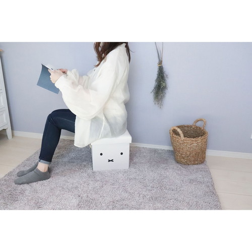 収納ボックス　miffy　収納できるスツール　ホワイト 角度を変えた状態で見える、白いスツールの表面と収納スペースが開いており、内部の収納と外観のデザインが確認できる。