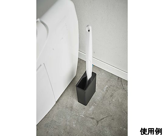 55x110x170mm 流せるトイレブラシスタンド(黒) 黒色のトイレブラシスタンドが置かれた上面からの視点で、清潔感のあるデザインが強調されている。