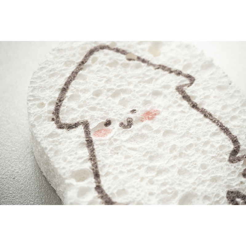 キッチンスポンジ　pukutena　水でふくらむセルローススポンジ　イカ 側面から見た状態で、ふくらんだ形状のスポンジがテーブルに置かれている様子