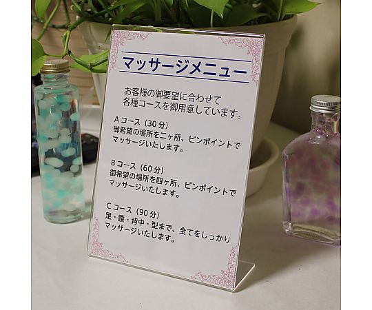 サインホルダー　L字片面用　A5　縦　1個 透明なプラスチック製のスタンドが縦向きで設置され、シンプルなデザインが際立っている様子