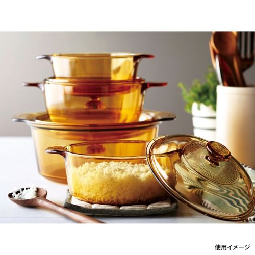 VISIONS クックポット2.5L パール金属 透明感のあるガラス製の蓋が特徴的で、少し角度をずらして置かれた状態。