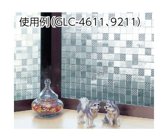 窓飾りシート　46cm丈×90cm巻 使用イメージとしての窓用シートが窓に貼られ、明るい光が透過している状態