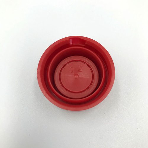PET-360Q専用 R-Qtcap(丸穴) M赤/M赤 透過性のある赤いキャップが並んでいる様子