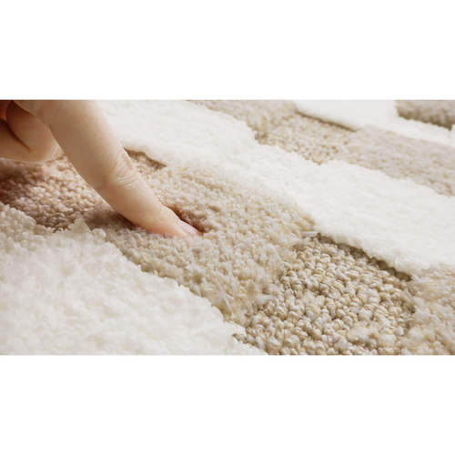 瞬間吸水!しゃりさらバスマット　45X60cm　ベージュ ふわふわした質感のベージュのバスマットが床に置かれている様子