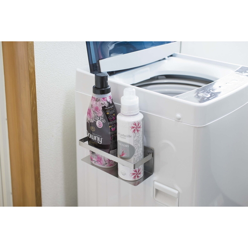 ディスペンサーホルダー　ピタッとステンレスボトルホルダー　ディスペンサー　ラック 光沢のあるステンレス製のボトルが直立している様子、上部が緩やかにカーブしている。