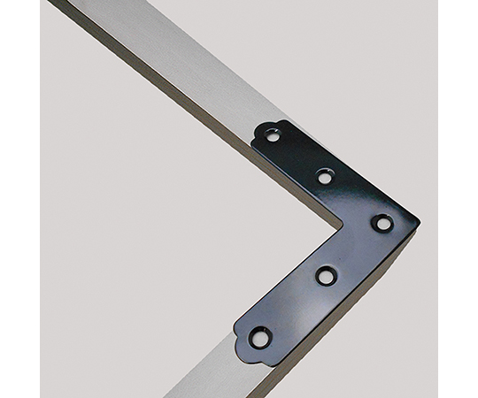 カラー隅金　平横　黒　48×48mm 黒いカラー隅金が横向きで並べられた状態