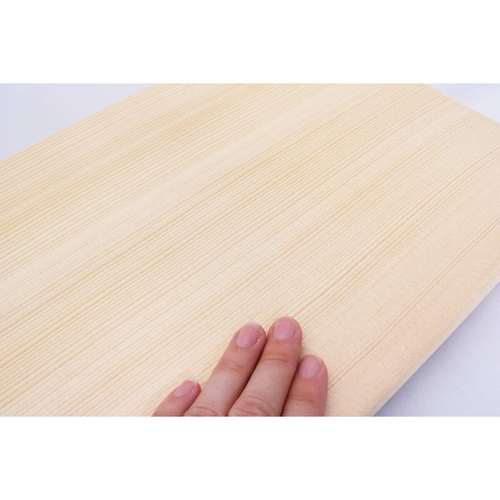 まな板 イチハラ ウスクチマナイタ 39x23x1.4cm 木目調のまな板が水平に置かれ、角が丸くなっている様子