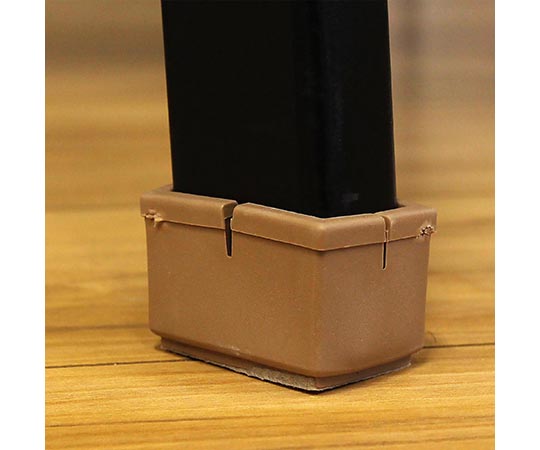 ワイドフェルトキャップ　長角脚用　24-30mm×40-45mm　薄茶　4個入 薄茶のフェルトキャップが並んで見える状態、長角脚用のサイズ感が確認できる。