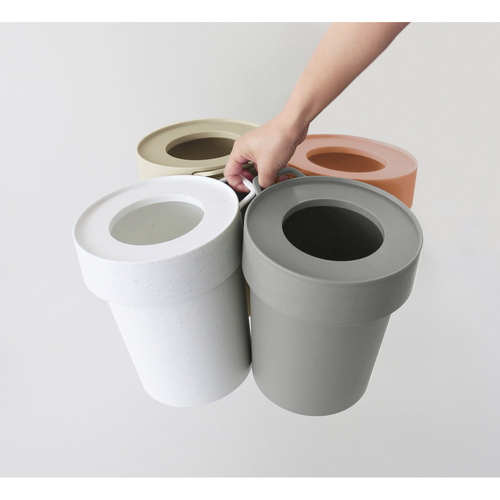 ゴミ箱　5L　タップトラッシュ　袋が見えない　壁掛け　スタッキング　グレージュ 上から見下ろしたスタイリッシュな壁掛け型で、収納袋が隠れている状態