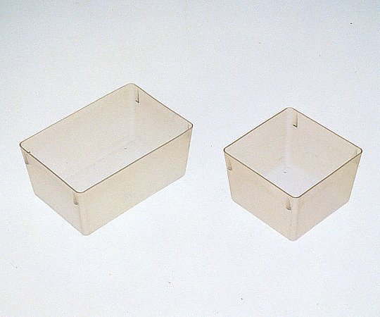 アンプルケース　クリアホワイト 透明な容器が整然と並んでいる様子