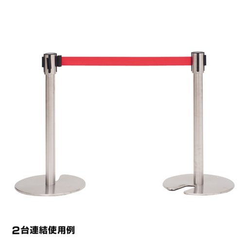 売場備品 ベルトパーティションSUS-1(H70cm)赤 友屋 真っ赤なベルトパーティションが立てられ、スタイリッシュなデザインが強調されている様子