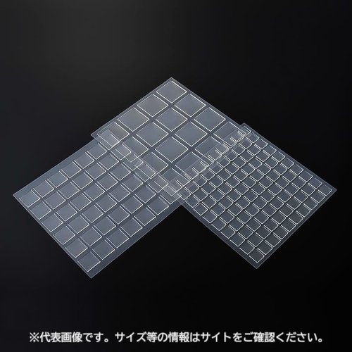 【防災】転倒防止用品 ゲルタック 角型 60×60×2.0mm 9個付 エクシール 平らな面に置かれた9個の透明な角型パッドが並ぶ様子