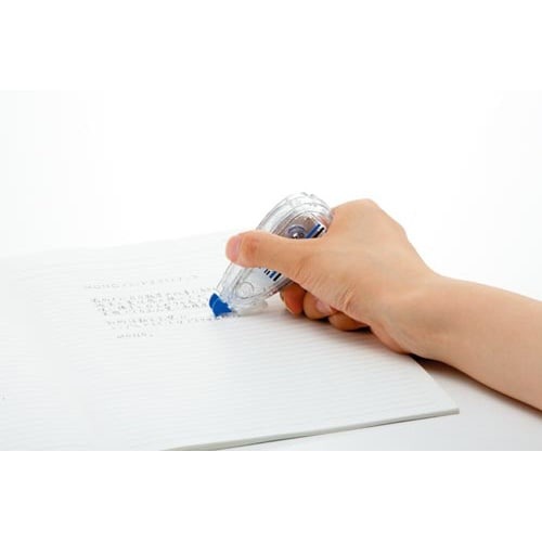 修正テープ モノエアー詰替タイプ 本体 6mm幅 上から見た詰替用商品のパッケージ、ラベルに印刷されたデザインが鮮明に見える状態