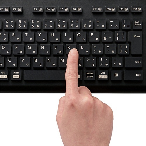 洗える　抗菌　有線キーボード　ブラック　1台 黒いキーボードが平らに配置され、洗浄可能な表面が強調されている様子