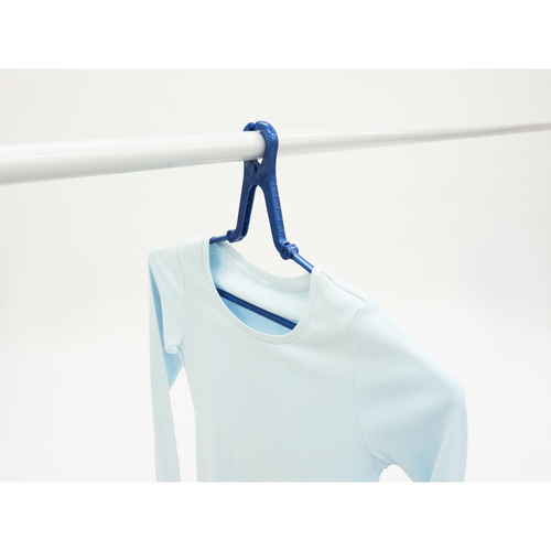 ハンガー　LST　肩スライドグリップハンガー 黒いグリップが付いた滑らかな表面で、衣服が掛けられている様子