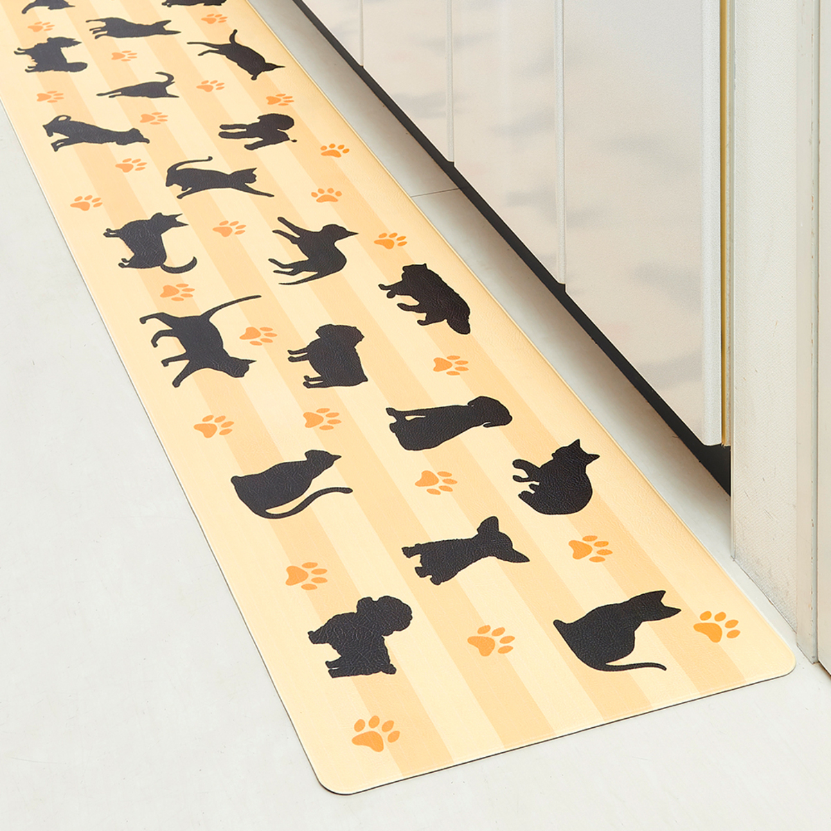 サッと拭けるキッチンマット40x180　イヌネコ 鮮やかな色合いで、犬と猫のデザインが全面に施された縦長のマット
