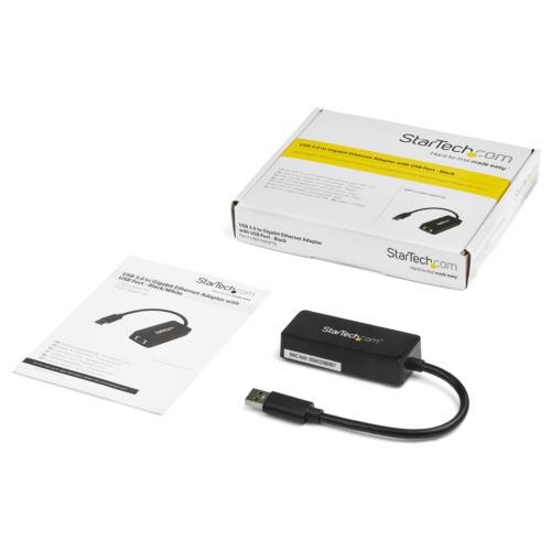 USB3.0-Gigabit　Ethernetアダプタ　ブラック　USBポート付　1個 黒いアダプタが立てて置かれ、USBポートが側面に見える状態