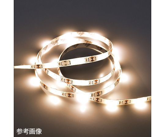 LEDテープライト（USBタイプ）1.5m　白色 柔らかな白色の光を放つテープ状のライトが、緩やかに曲がりながらテーブルの上に置かれている様子。