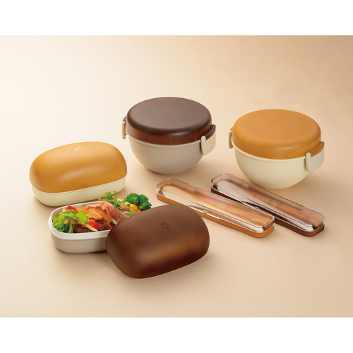 弁当箱　PUUN　VARI　おにぎりパンケース　ナチュラル 自然な木目調の表面に包まれたおにぎりケースが横向きで置かれている様子