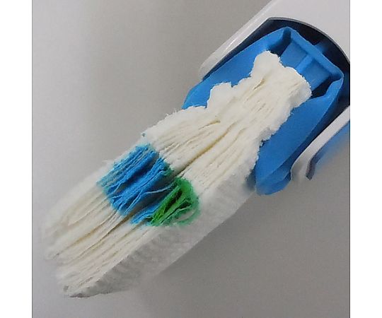 トイレブラシ 緑色の持ち手を持つ清掃用具の先端部分が見える状態