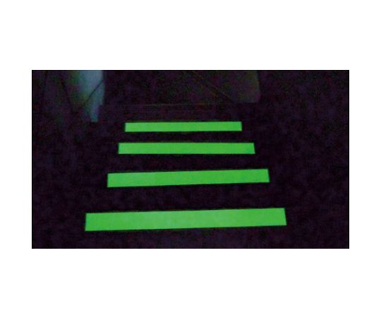 蓄光ノンスリップテープ　100mmX2m 透明なテープの表面が光を反射し、周囲に光を放つ様子