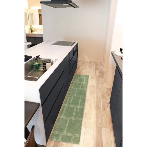 キッチンマット　kietoインテリアマット　45×180cm　グリーン 緑色のインテリアマットが床に敷かれた状態で、優しいテクスチャと明るい色合いが特徴的。