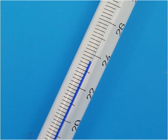 水銀ゼロ棒状標準温度計 0～50℃ （0.2） JCSS校正証明書付 白い背景に置かれた、透明な液体が入った筒状の温度計。