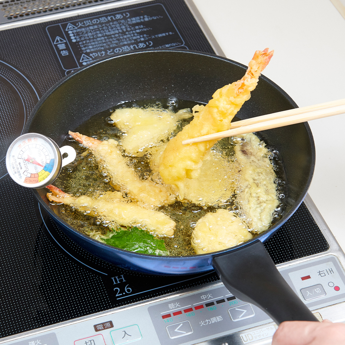 軽量IHダイヤフライパン24cm深型 深い形状でテフロン加工されたフライパンの上面、持ち手のデザインが見える状態。