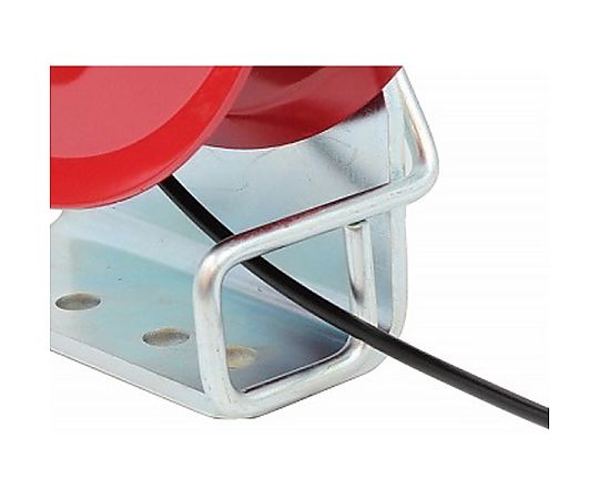 φ4.0mm×21m/50A アースリール(手動巻取) リールが地面に置かれ、手動巻取のハンドルが正面に見える状態