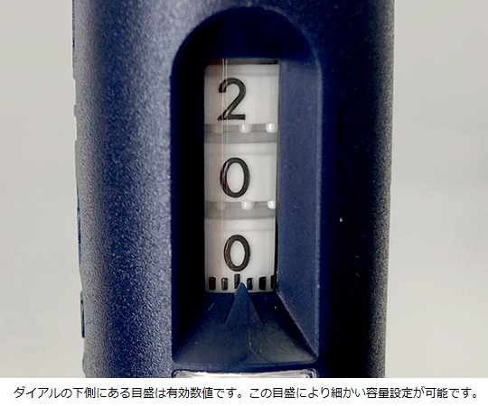 ピペットマン L（マルチチャンネル） P8X300L 透明な試薬を吸引する透明な先端と、黒い基部が特徴的な器具が見える状態