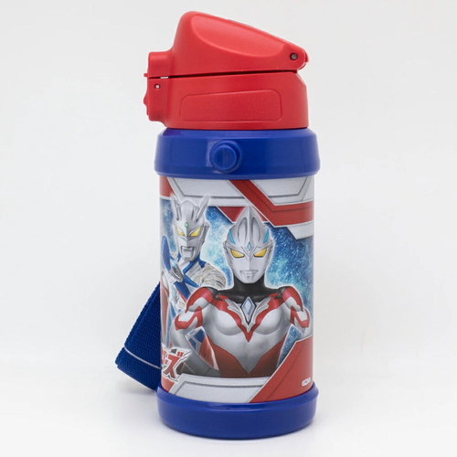 水筒　ウルトラヒーローズダイレクトステンレスボトル 光沢のあるステンレス製のボトルが立てられ、明るい色合いのデザインが目を引く状態。