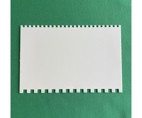 スケッパー 二面ペーニュ 150×100mm 平らな表面に置かれたツールの斜めからのアングルで、手に持った際の感触を想起させる状態。
