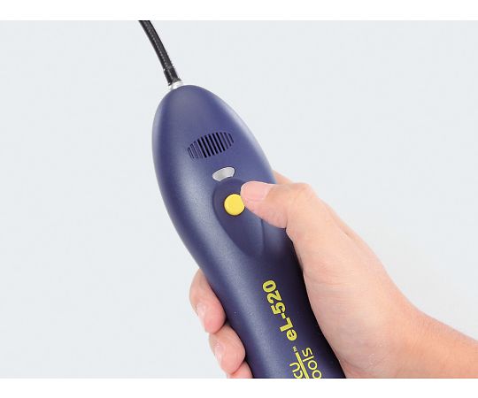 冷媒ガス検知器 センサー部分が前面に見える状態で、ディスプレイが点灯している様子。
