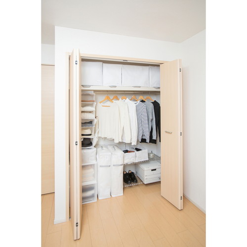 収納袋 ベーシック収納 Mサイズ 幅50×奥行35×高さ36cm クローゼット収納 透け感のある生地で折りたたまれた収納袋が横向きで置かれている様子