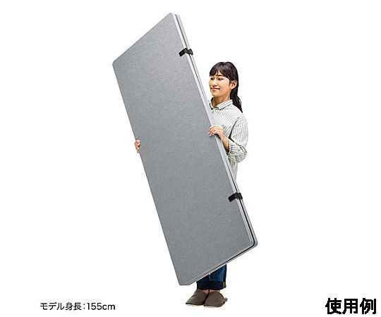 600x 12x1600mm パーテーション(吸音/4連) 4連タイプのパーテーションが整然と並ぶ様子、側面が直立している。