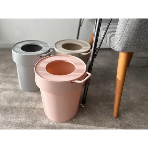 ゴミ箱　5L　タップトラッシュ　袋が見えない　壁掛け　スタッキング　グレージュ 壁に掛けられたスタイリッシュなデザインで、袋が完全に隠れている様子