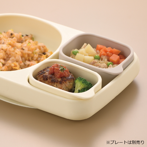 保存容器　離乳食小分け　シリコーンカップセット　フタ付　ベージュ フタ付きのシリコーンカップが並んでいる状態、優しいベージュ色。