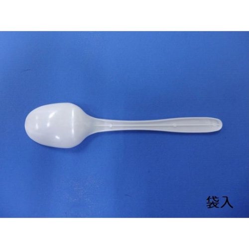 使い捨てカトラリー バイオプラスプーン160 単袋 ホウケン産業 白いプラスチック製のスプーンが単独で置かれた状態、持ち手はスムーズな曲線を描いている。