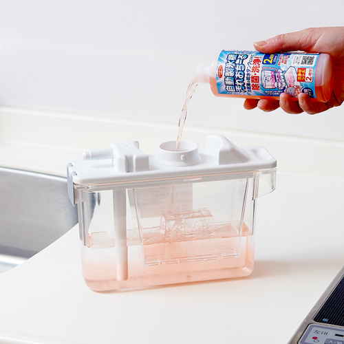 自動製氷機汚れおちーる 効果的に使われている汚れ落とし剤のボトルが並ぶ様子