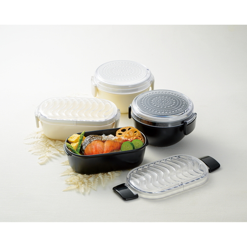 弁当箱　DOT　ランチボウル　WH　ホワイト 白い円形のランチボウルがテーブルの上に置かれ、シンプルなデザインが際立っている様子
