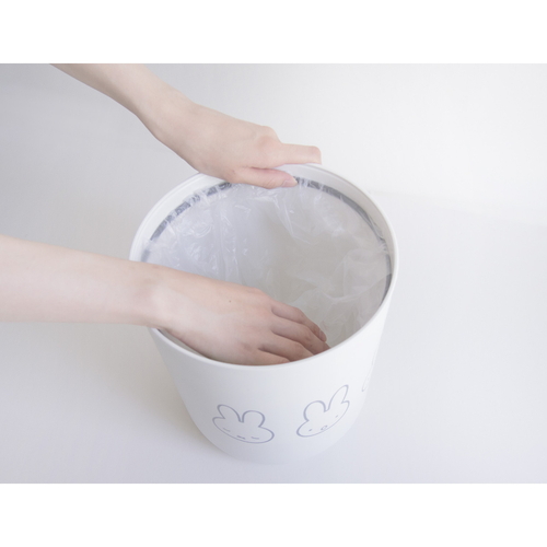 ゴミ箱　miffy　小物入れ兼ダストボックス 特徴的なデザインが施された、斜めから見た容器の様子