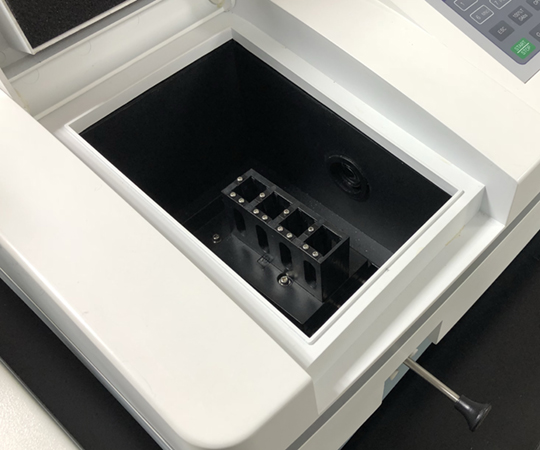 紫外可視分光光度計（シングルビーム） 出荷前点検検査書付 機器の正面がクリアに映り、点検検査書が添付された状態