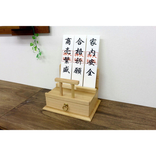 鳥居付きお札立て 赤色の鳥居が組み込まれたお札立てが視認できる状態