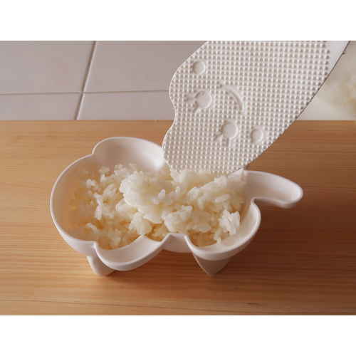 ごはん型　ごはん　de　ニャン ごはんの形をした商品が横向きに置かれている様子