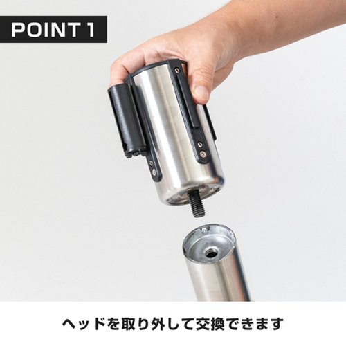 売場備品 ベルトパーティションSUS-2(H94cm)赤 友屋 赤いベルトパーティションが立てられた状態で、周囲には人通りが見える。