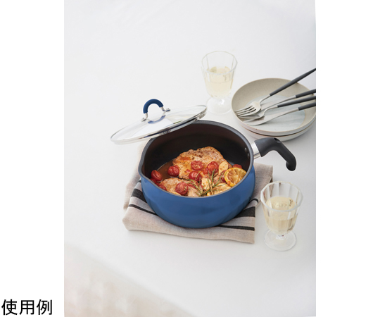 Tomay IH対応マルチパンL （NV） 深い青色のボディとスタイリッシュな取っ手が特徴の調理器具が正面全体を見せている状態。