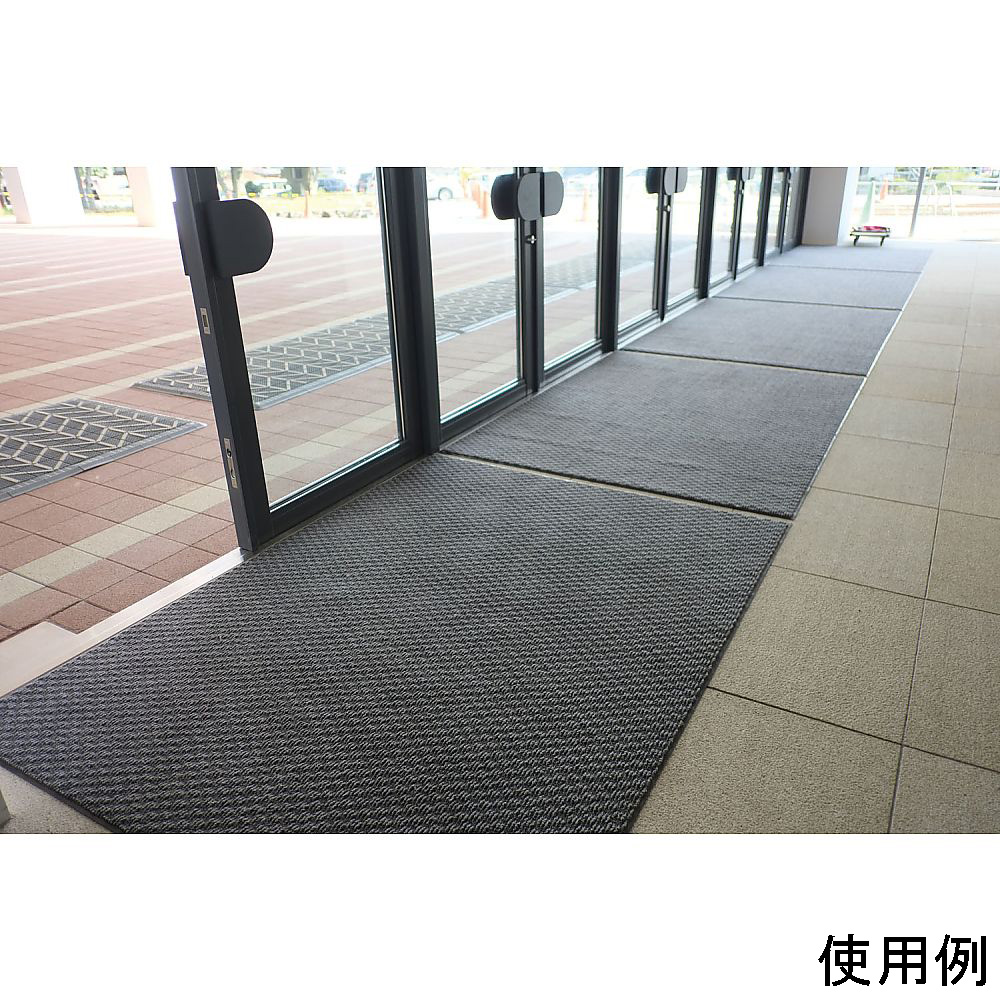 ロンステップ吸水マット300 #18(グレー) 厚みのあるグレーのマットが床に敷かれ、ふかふかとした質感が強調されている様子。