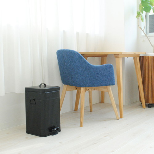 ゴミ箱　Galva　ダストボックス　スクエア　12L　マットブラック 光沢のあるマットブラックのスクエア型デザインが強調された正面からの視点
