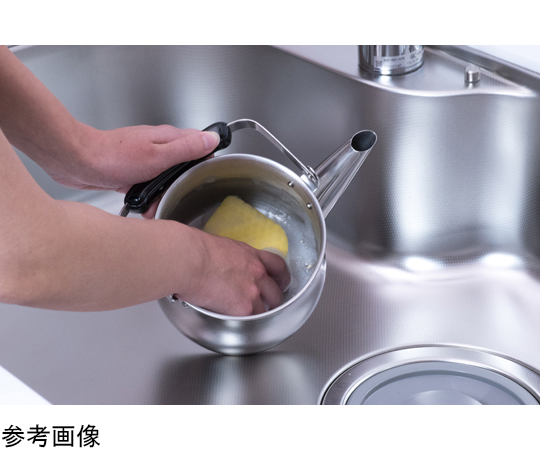 リラカン IH対応広口ケトル 2.5L 光沢のあるステンレス製の本体と広口の口が特徴的な角度からの視点