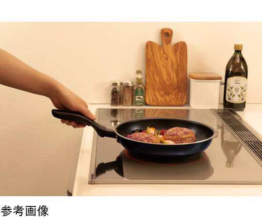 モイスタル IH対応 フライパン 20cm 光沢のある黒いフライパンがテーブルに置かれ、持ち手部分が見える状態。